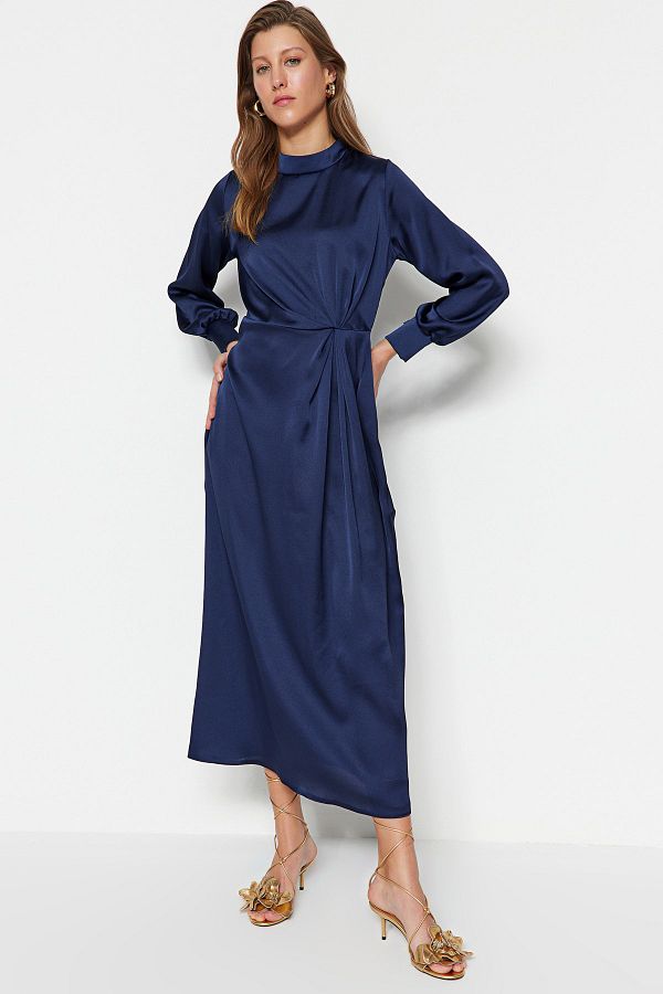 Trendyol Modest-Marineblaues Abendkleid aus Satin mit geraffter Taille TCTSS23DB00043 1