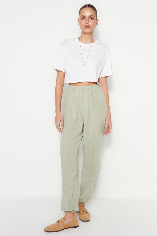 Trendyol Collection-Khakifarbene Jogger-Hose aus gewebtem Musselin TWOSS23PL00148 1