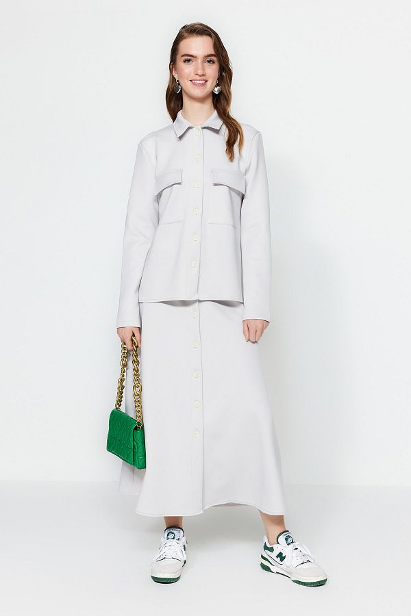 Trendyol Modest-بدلة محبوكة بتفاصيل أزرار رمادية وسترة وتنورة TCTSS23US00052 1