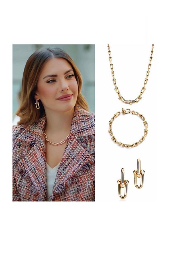 Necklace shop and bracelet