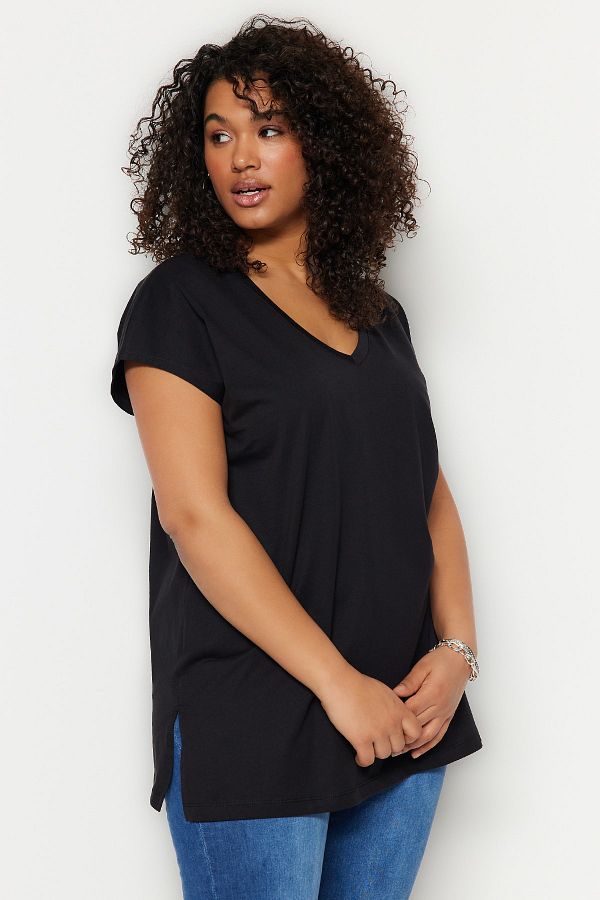 Trendyol Curve-Schwarzes Boyfriend-T-Shirt mit V-Ausschnitt – 100 % Baumwolle, Schlitz TBBSS22BF0036 1