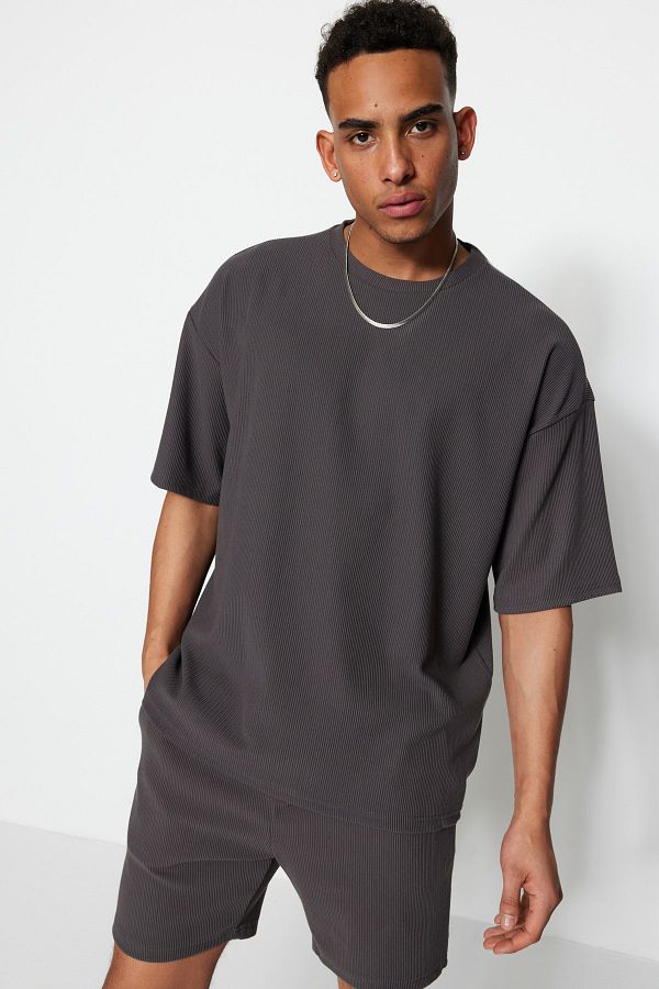 Trendyol Collection-Limited Edition Basic Smoked Oversize/Weit geschnittenes, strukturiertes, knitterfreies Ottoman-T-Shirt TMNSS23TS00081 1