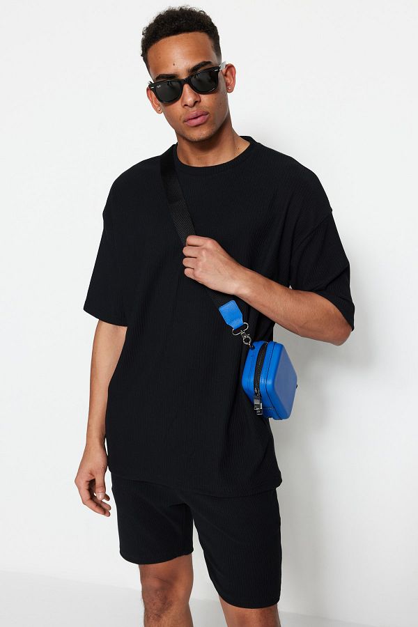 Trendyol Collection-Schwarzes, übergroßes, kurzärmliges, strukturiertes Ottoman-T-Shirt mit Rundhalsausschnitt in limitierter Auflage TMNSS23TS00081 1