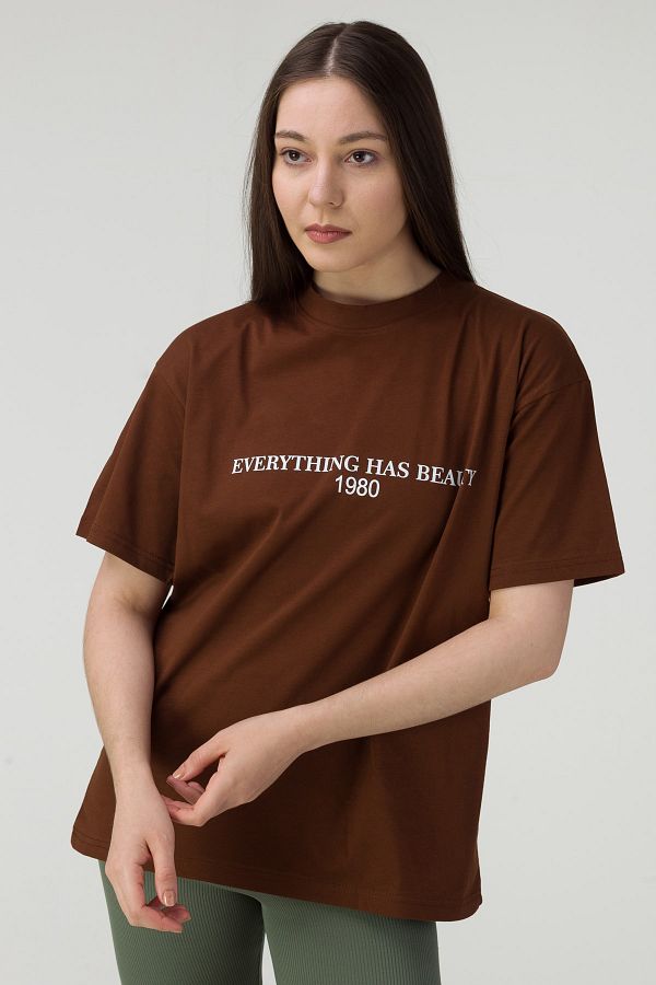 MODAGEN-Hnědé dámské oversize tričko Všechno má Beauty Printed 1
