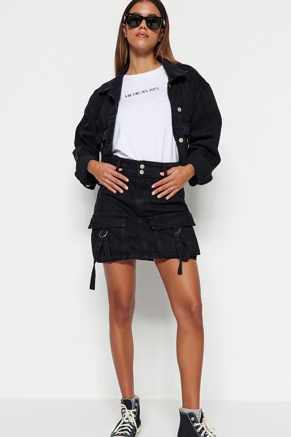 Trendyol Collection-Schwarzer High Waist Mini-Jeansrock mit Cargo-Taschendetail TWOSS23ET00112 1