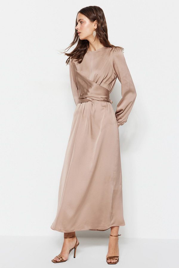 Trendyol Modest-Beigefarbenes Satin-Abendkleid mit überkreuzten Bindedetails TCTAW22EB0105 1