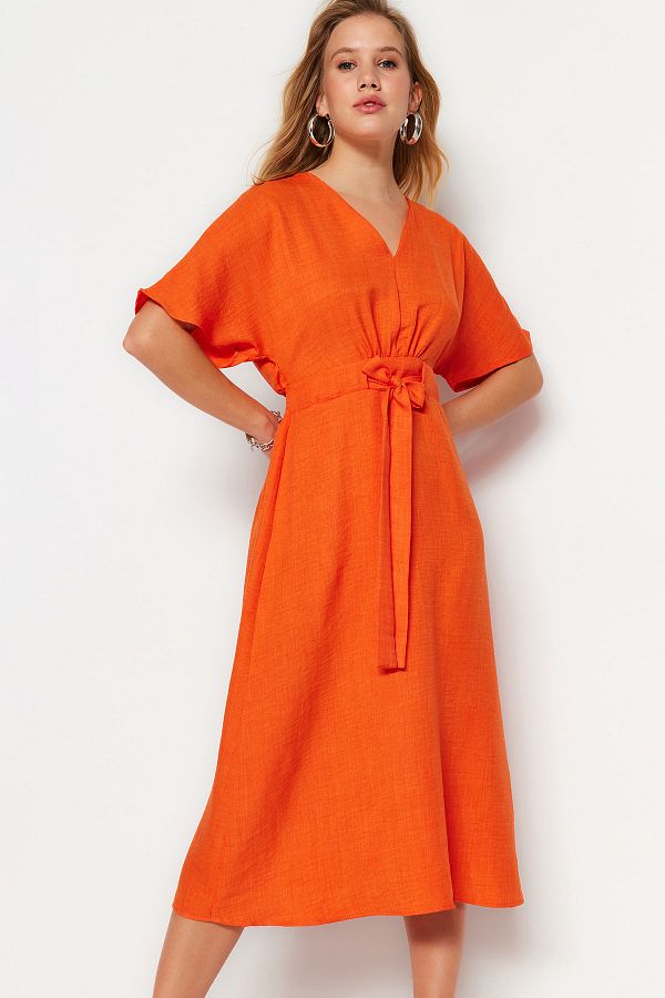 Trendyol Collection-Orangefarbenes A-Linien-Midikleid aus Webstoff mit V-Ausschnitt und Schnürung TWOSS23EL01543 1