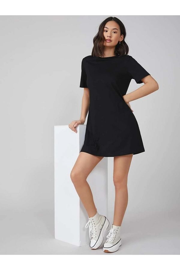 MOONBULL-Schwarzes, schlichtes Oversize-Kleid aus Baumwolle mit Rundhalsausschnitt 1
