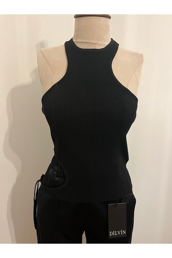 Dilvin-Crew Neck Undershirt with Lace on the Right Side 1