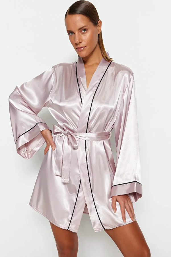 Trendyol Collection-Puderfarbener, mit Gürtelpaspeln versehener, detaillierter Morgenmantel aus Satin mit weiten Ärmeln THMSS23SB00017 1
