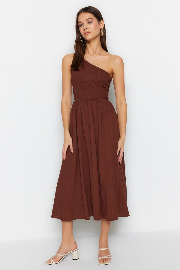Trendyol Collection-Hnědé tkané šaty Gipeli na jedno rameno s otvorem v pase Top Size TWOSS23EL01830 1