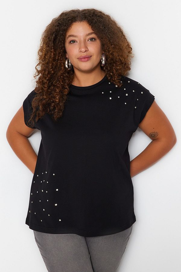 Trendyol Curve-Schwarzes T-Shirt mit Rundhalsausschnitt und Steindetail, 100 % Baumwolle – TBBSS23BF00041 1