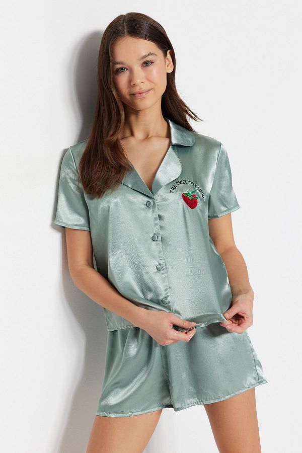 Trendyol Collection-Set pijamale țesute din satin - pantaloni scurți cu broderie căpșuni mentă, THMSS22PT0395 1