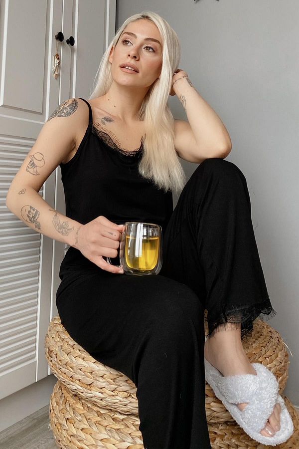 Pijamaevi-Damen-Pyjama-Set aus schwarzem Strick mit Spitzenseil und Riemen 1