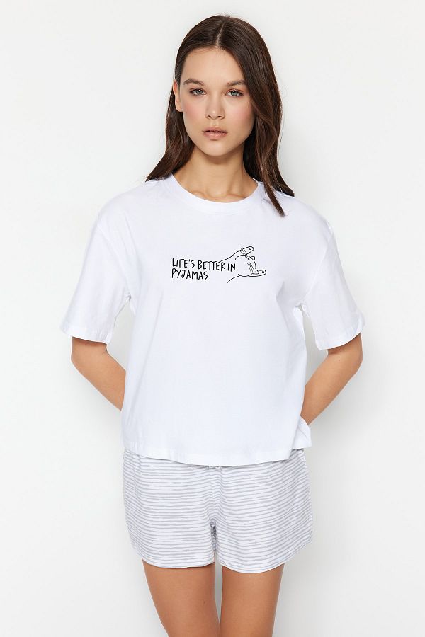 Trendyol Collection-Bílá bavlněná pruhovaná pletená pyžamová souprava s potištěným sloganem THMSS23PT00228 1