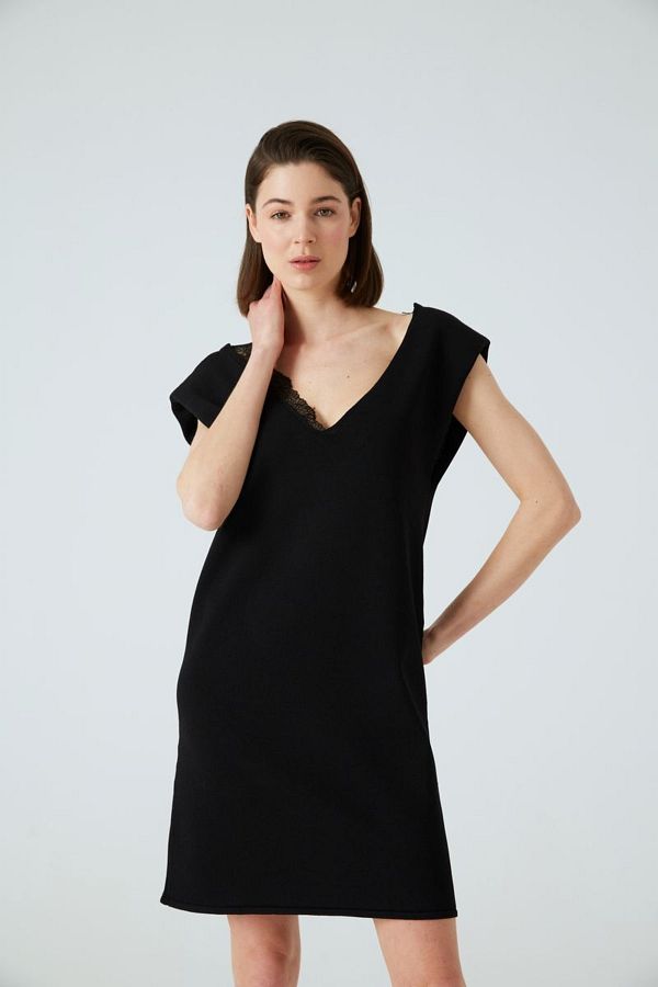 Kleines schwarzes kleid v ausschnitt