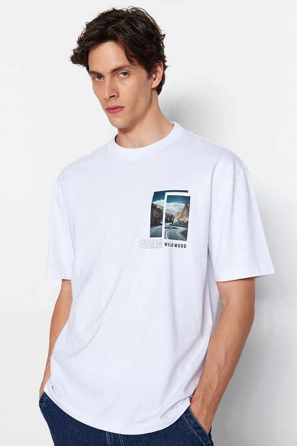 Trendyol Collection-Λευκό μπλουζάκι με κοντό μανίκι Oversize/Wide Cut Landscape με στάμπα 100% βαμβάκι TMNSS23TS00242 1