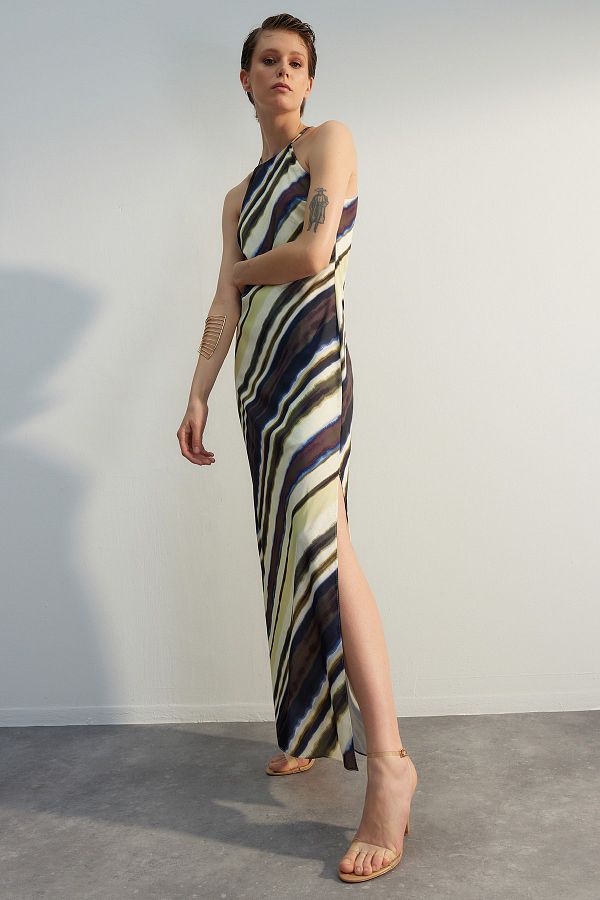 Trendyol Collection-Gewebtes Satin-Maxikleid – mehrfarbig, Batikmuster, gerader Schnitt, ärmellos und gefüttert – TWOSS23EL02238 1