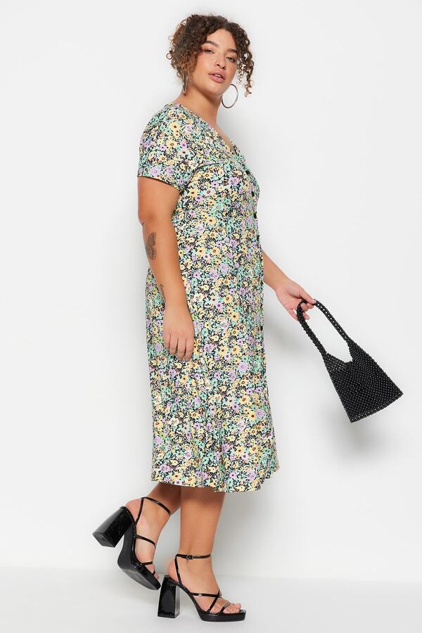 Trendyol Curve-Різнобарвна сукня на ґудзиках з квітковим візерунком Orme Plus Size TBBSS23AH00240 1