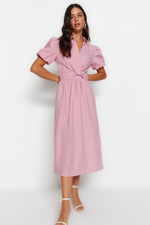 Trendyol Collection-Rosa gestreiftes Midi-Gewebekleid mit zweireihigem Kragen TWOSS23EL02233 1