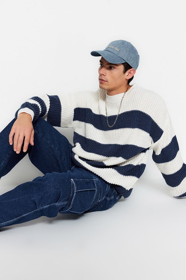 Trendyol Collection-Indigofarbener, lässiger, übergroßer, weit sitzender, gestreifter Strickpullover mit Rundhalsausschnitt TMNAW23KZ00106 1