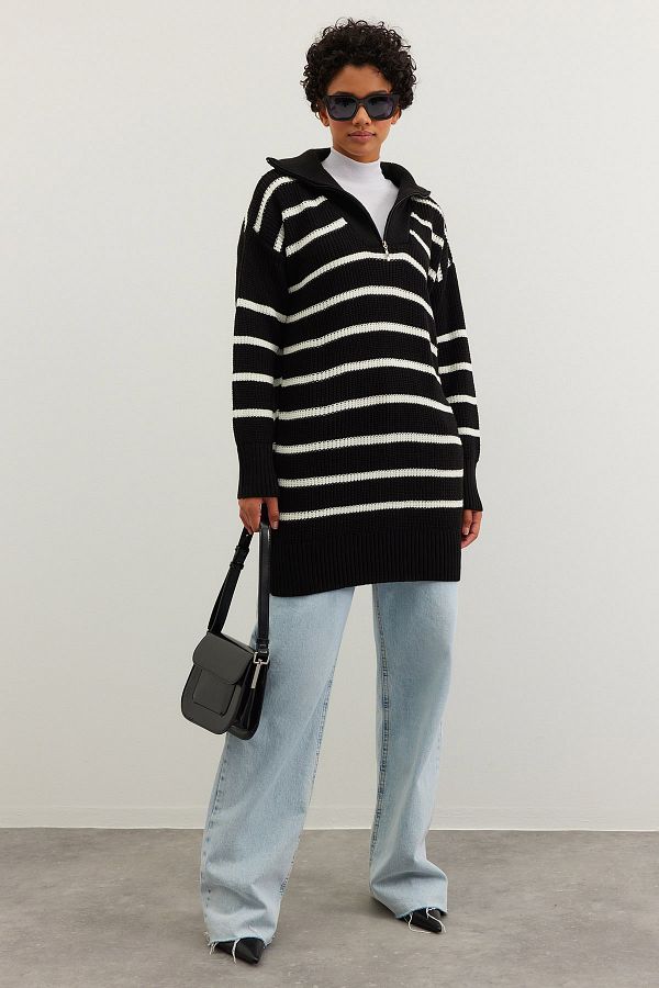 Trendyol Modest-Schwarzer Strickpullover mit gestreiftem Kragen und Reißverschluss TCTAW24AK00037 1