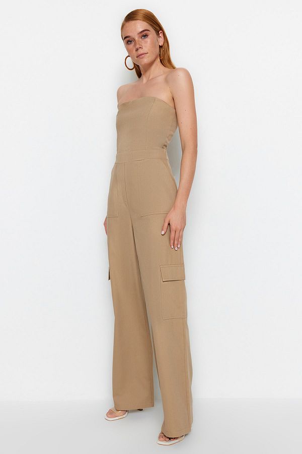 Trendyol Collection-Kamelfarbener Maxi-Jumpsuit aus Webstoff mit Cargo-Taschen und trägerlosem Kragen TWOSS23TU00192 1