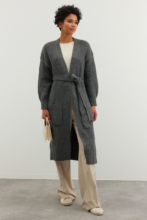 Trendyol Modest-Anthrazitfarbene, lange Thessaloniki-Strickjacke mit Gürtel TCTAW24TH00016 1