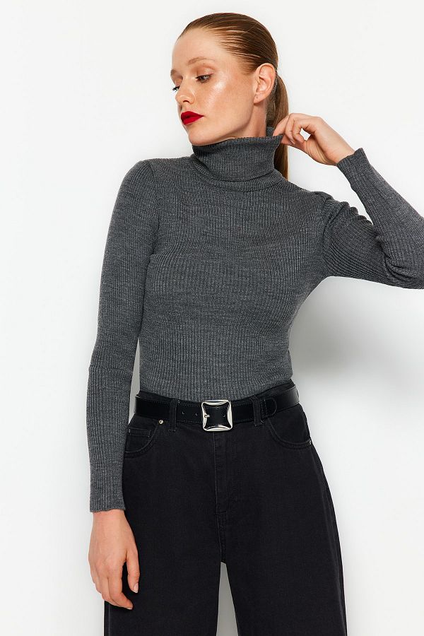 Trendyol Collection-Rollkragenpullover in Anthrazit – TWOAW21KZ1279 1
