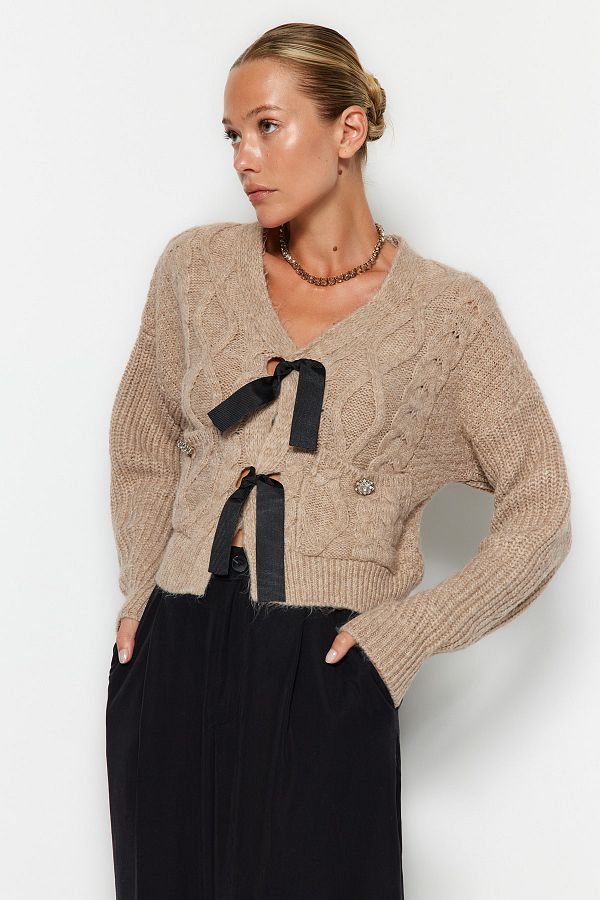 Trendyol Collection-Beige - Weich strukturierter und Schleifendetail-Strickpullover TWOAW22KZ1947 1