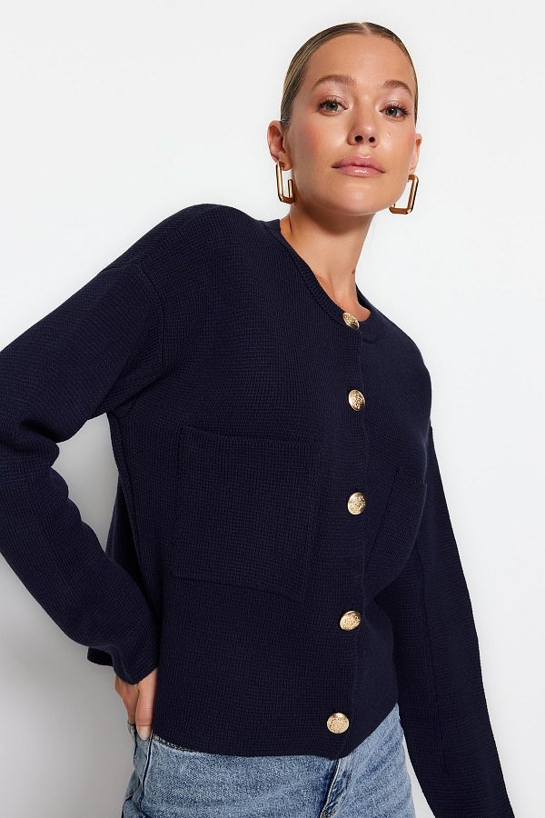 Trendyol Collection-Marineblauer, detaillierter Jacken-Look mit Knöpfen, Strickjacke TWOAW24HI00023 1