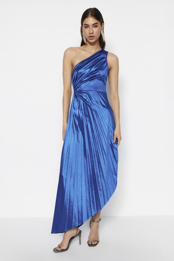 Trendyol Collection-Saks Asymetrický plisovaný Detail Pletený satén Stylové večerní šaty Noční šaty pro návrat domů TPRSS23EL00557 1
