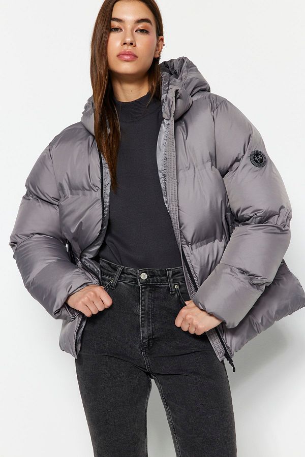 Trendyol Collection-Szürke prémium kapucnis címke részletes vízlepergető pufferkabát TWOAW24MO00084 1