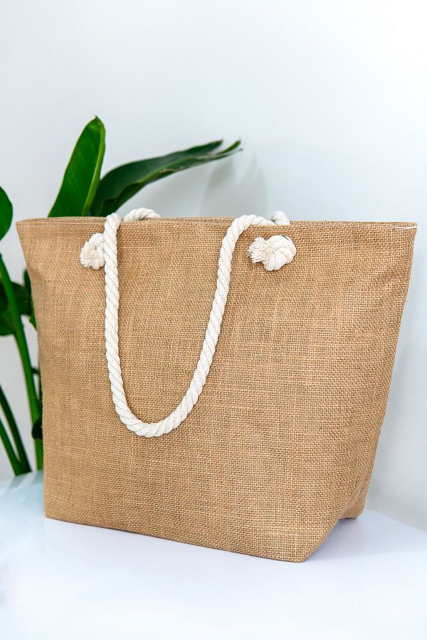Straw beach bag with zipper outlet