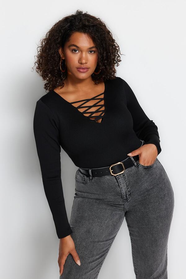 Trendyol Curve-Black Cross Body Hugging Britli Knitwear Svetr Tbbaw24An00011 1