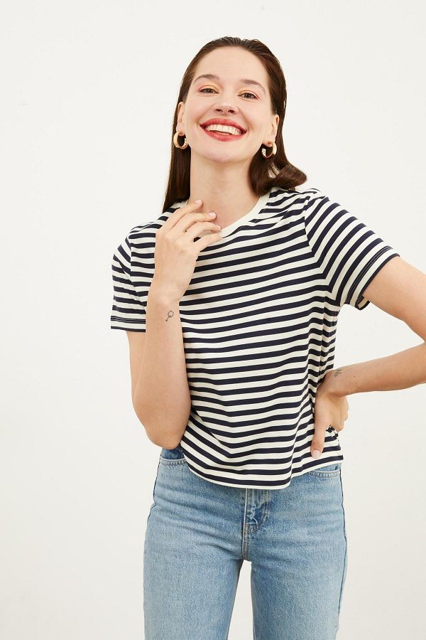 Hanna s Women s Marine Crew Neck Navy Blue Ecru Striped Short Sleeve Short Length Crop Knitted Ringel T shirt Trendyol