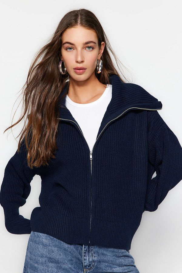 Trendyol Collection-Marineblauer Strick-Cardigan mit weitem Schnitt und Umlegekragen und Reißverschluss TWOAW24HI00072 1