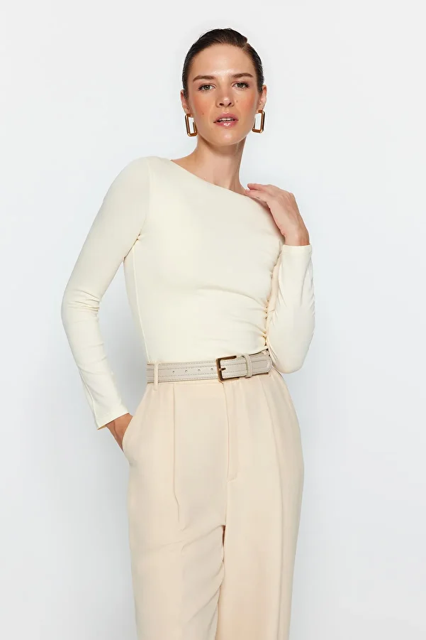 Trendyol Collection-Eng anliegende, dehnbare Strickbluse aus steinfarbener, dehnbarer Baumwolle mit U-Boot-Ausschnitt TWOAW24BZ00166 1