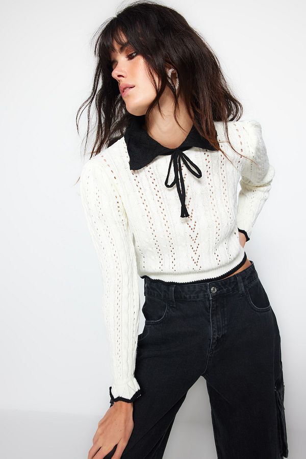 Trendyol Collection-Sweter z dzianiny w kolorze ecru - Crop Size, ażurowa/dziurkowa wstążka, detal kokardki Twoaw24Kz01055 1