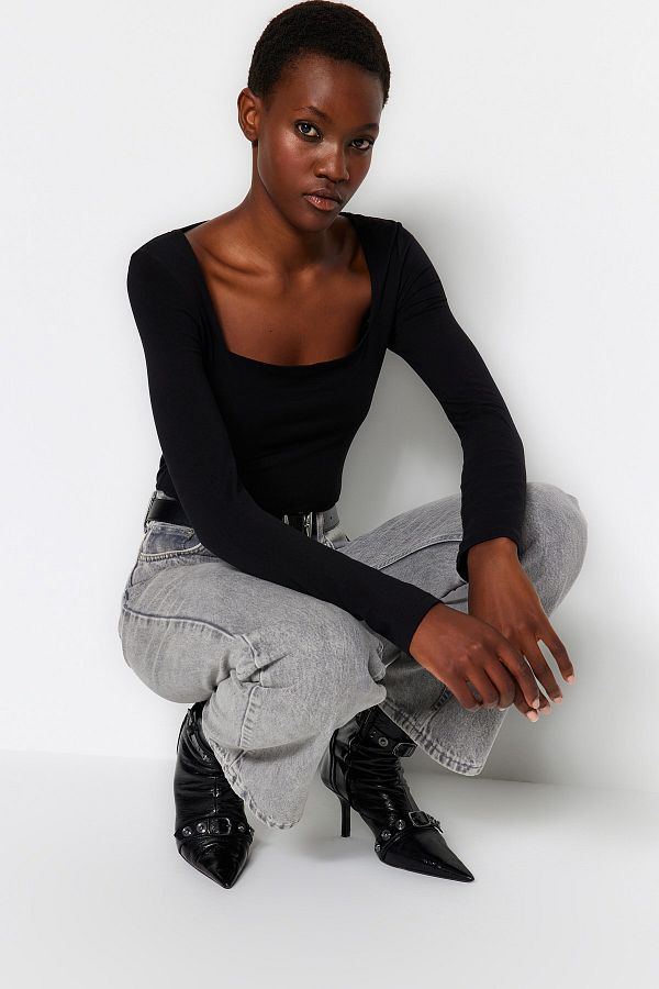 Trendyol Collection-Schwarze, dehnbare, figurbetonte Bluse aus Baumwolle mit quadratischem Ausschnitt TWOAW24BZ00016 1