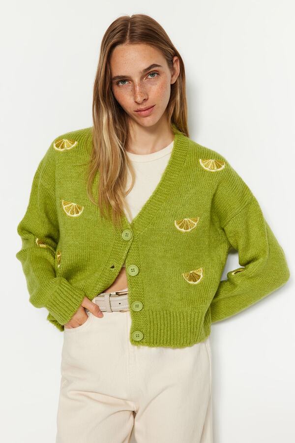 Trendyol Collection-Grüner Strick-Cardigan mit V-Ausschnitt und Stickerei – TWOAW24HI00237 1