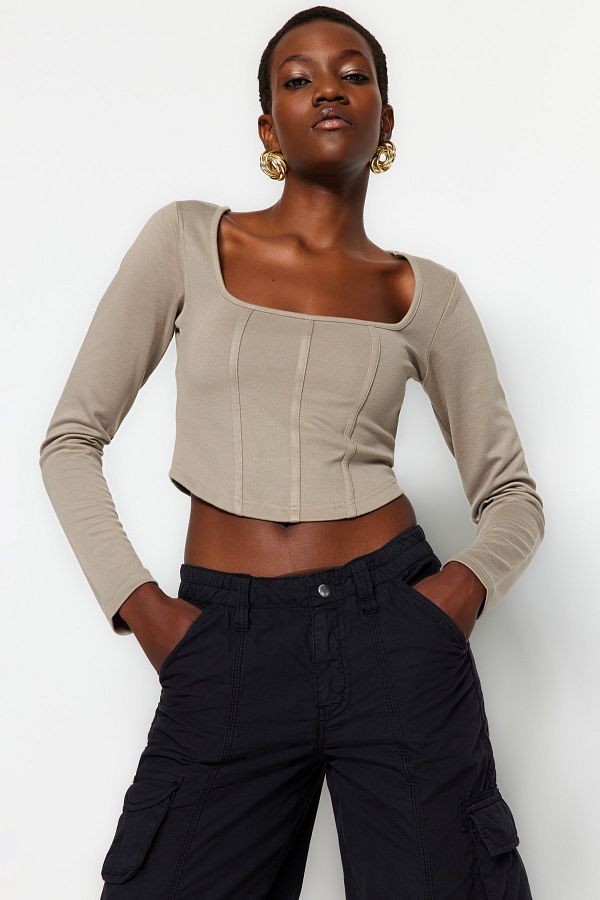 Trendyol Collection-Steinfarbene Paspelierung, detaillierte, eng anliegende Interlock-Strickbluse mit quadratischem Ausschnitt TWOAW23BZ00151 1