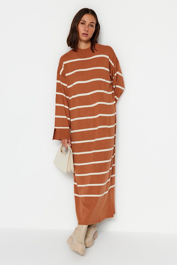 Trendyol Modest-Детайлна трикотажна рокля с цепки на светлокафяви райета TCTAW24EB00018 1