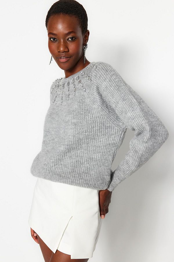 Trendyol Collection-Grauer, weicher, strukturierter Strickpullover mit Steindetails TWOAW24KZ00685 1