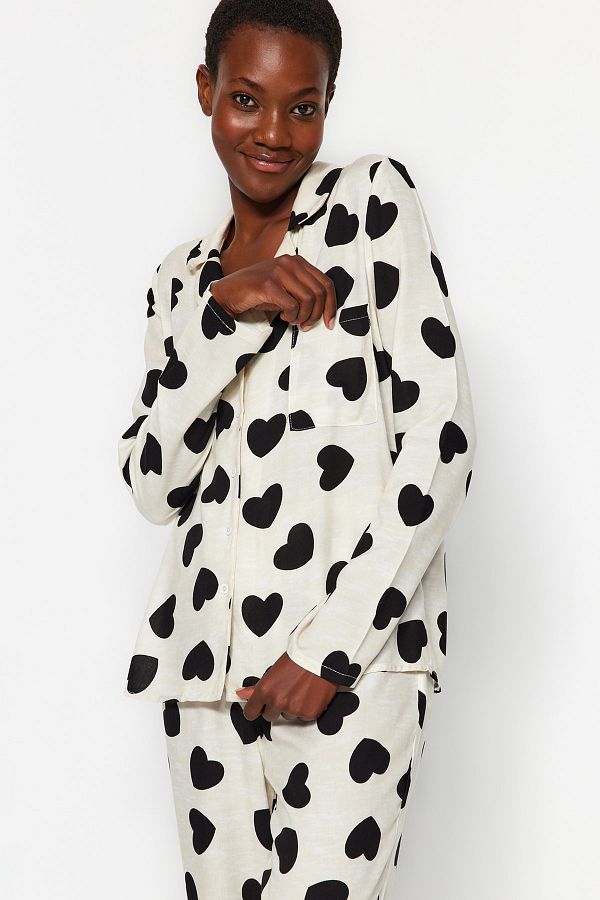 Trendyol Collection-Ecrufarbenes, herzförmiges, gewebtes Pyjama-Set aus Viskose THMAW21PT0936 1