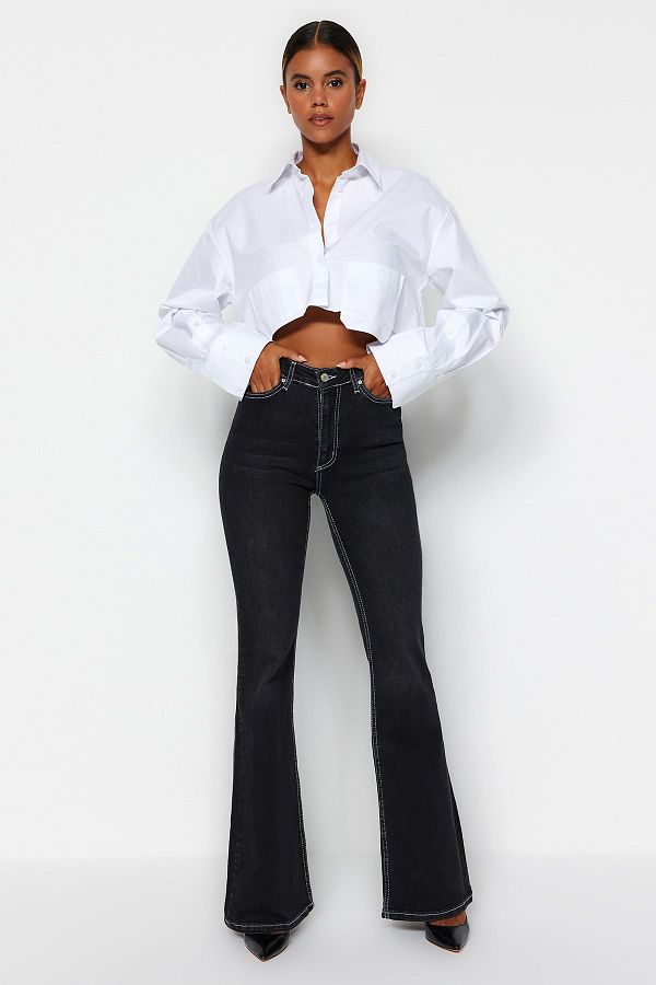 Trendyol Collection-Czarne, kontrastowe jeansy z wysokim stanem i rozszerzanymi nogawkami Twoss22Je0460 1