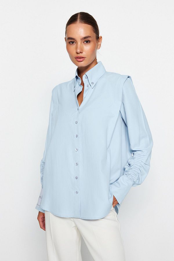 Trendyol Collection-Sagaza Studio Hellblaues Popeline-Hemd - Kordelzug-Detail, gewebt TPRAW22GO1191 1