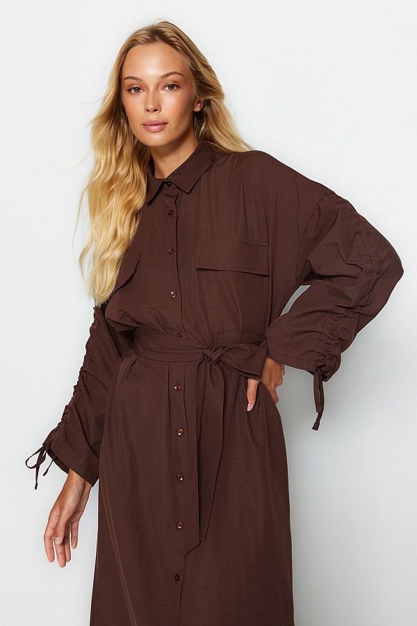 Braunes blusenkleid