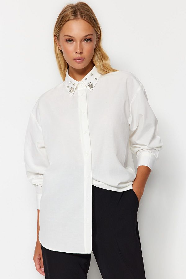 Trendyol Collection-Ecrufarbenes, gewebtes Oversize-Hemd mit Steinkragendetail TWOAW24GO00168 1