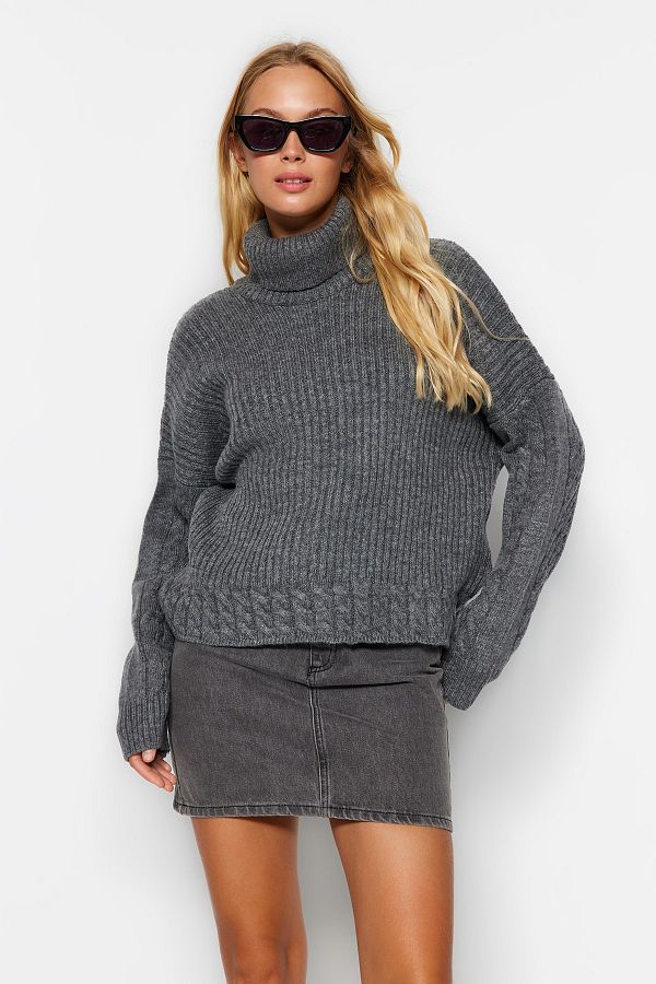 Trendyol Collection-Rollkragenpullover in Anthrazit – Haargeflochten, weich strukturiert TWOAW24KZ00777 1